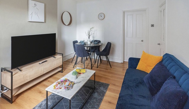 Stylish 2‑Bed, 1‑Min to Tube + Parking + Fast Wifi