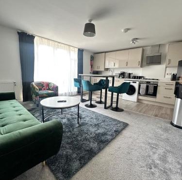 Stylish 2-Bed 2-Bath Apartment, Parking, Woking