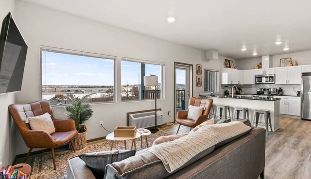 Stylish 2 Bed 2 Bath Near Perry District & DT!