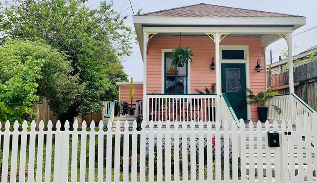 Stylish 2 BED, 2 BATH Shotgun-style house near beach!