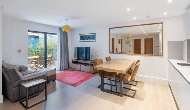 Stylish 2 Bed 2 Bath In Highgate & Free Parking