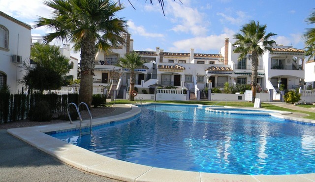 Stylish 2 Bed Apartment close to all amenities for winter & summer sunshine