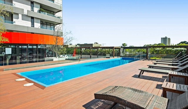 Stylish 2-Bed Apartment Near MCG