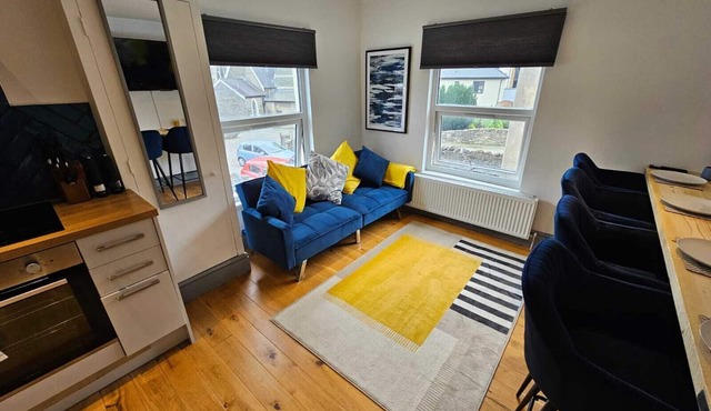 Stylish 2-Bed Apartment with Parking