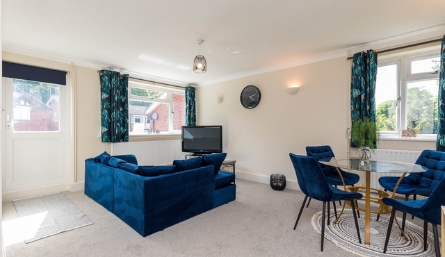 Stylish 2 bed apartment in Horsham by 247Lets