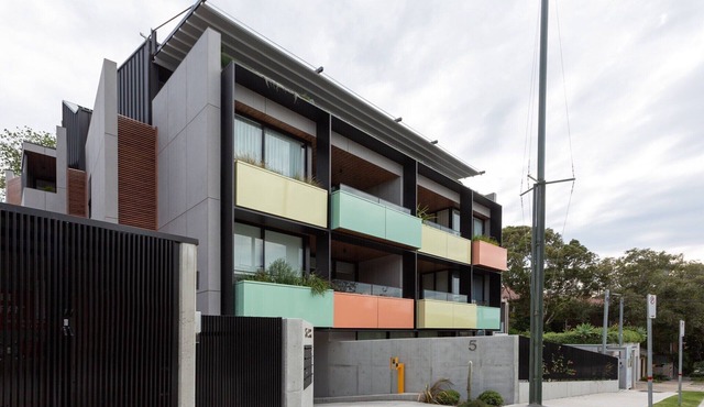 Stylish 2-Bed Apartment with BBQ Patio Near Beach