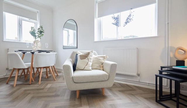 Stylish 2 Bed Apartment with Beautiful Garden