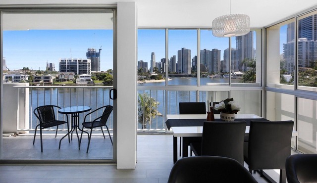 Stylish 2-Bed in Surfers Paradise with River Views