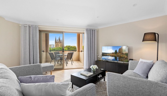 Stylish 2-Bed Camperdown Apartment with Balcony