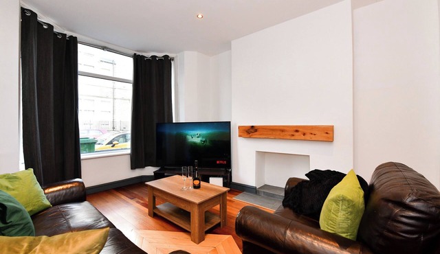 Stylish 2-Bed Close to City & Heath Hospital - Pass the Keys