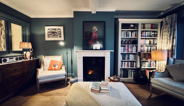 Stylish 2-Bed Cottage with Private Office, Garden & Parking – 30 min to London