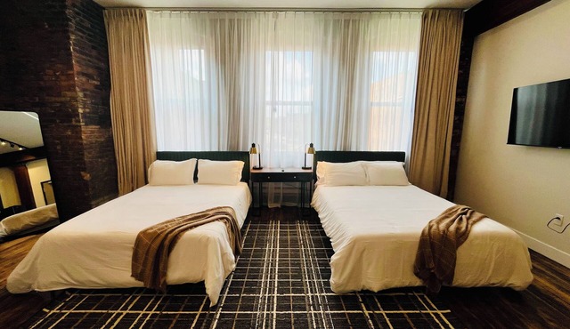 Stylish 2-Bed Downtown Loft