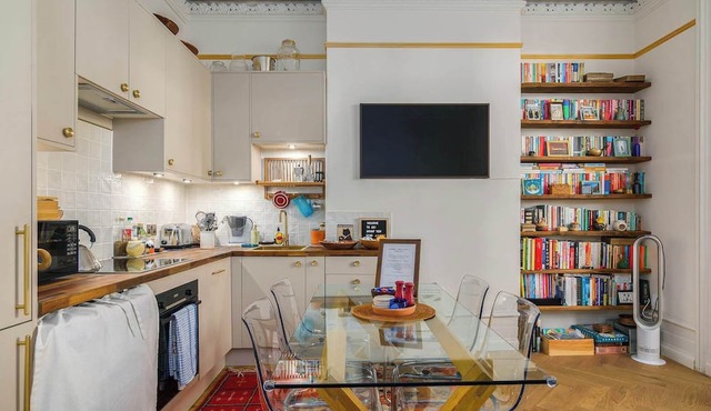 Stylish 2-Bed Flat with Balcony & Garden, Haringey