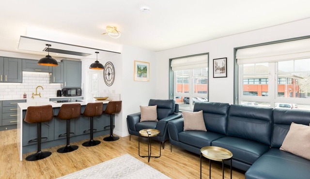 Stylish 2 Bed Flat in Warwick with Private Parking - Pass the Keys