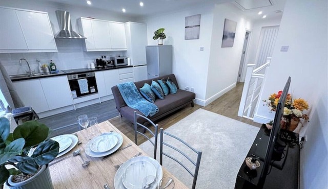 Stylish 2 BED Flat IN Heart OF Lewisham - 5 Mins From Station!