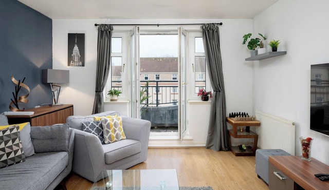 Stylish 2-Bed Flat with Balcony Near Haymarket - Pass the Keys