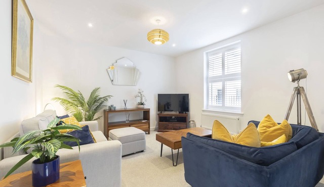 Stylish 2-Bed Home in Fairview with Free Parking