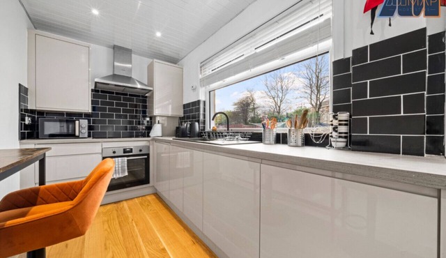 Stylish 2 Bed Home With Garden Space