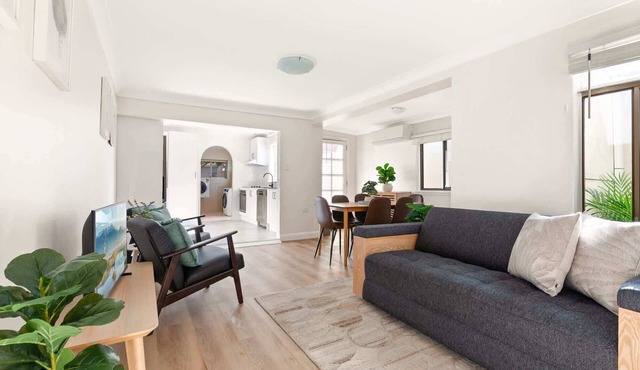 Stylish 2-Bed House with Parking