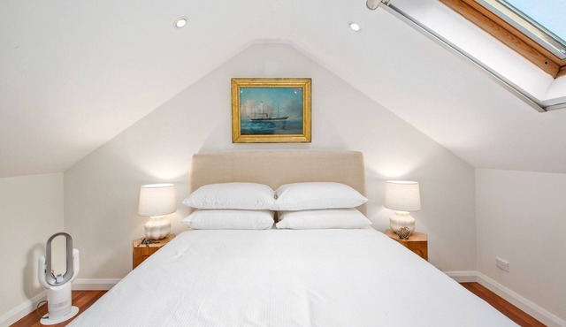 Stylish 2-Bed House with Private Courtyard