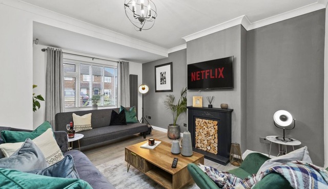 Stylish 2 bed house with parking & WIFI