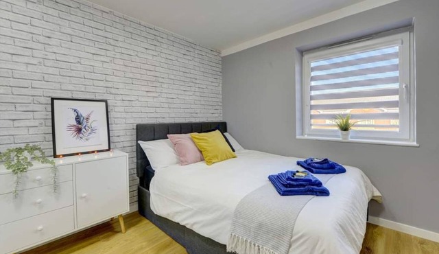 Stylish 2 bed house with parking in rugby