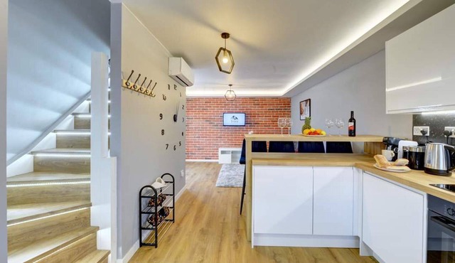 Stylish 2 bed House With Parking in Rugby