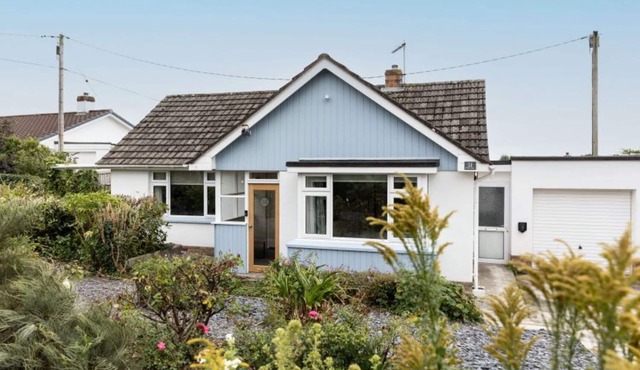 Stylish 2 bed, pet-friendly coastal retreat