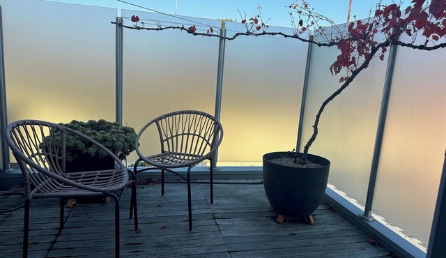 Stylish 2-Bed Terrace with Private Deck