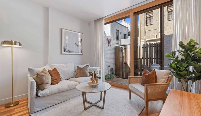 Stylish 2-bed Victorian Terrace in Carlton
