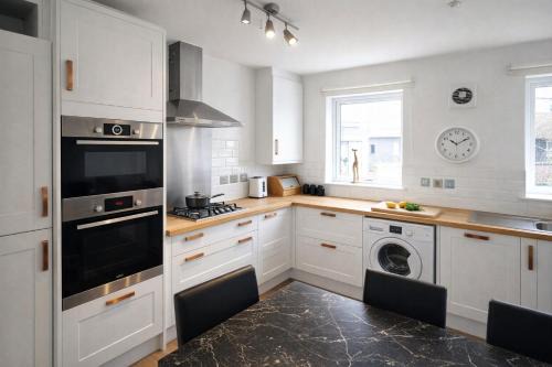 Stylish 2-Bed, White City, Great Transport Links