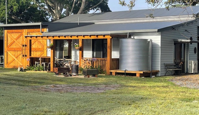 Stylish 2 bedroom Guesthouse - 1 minute from the beach.