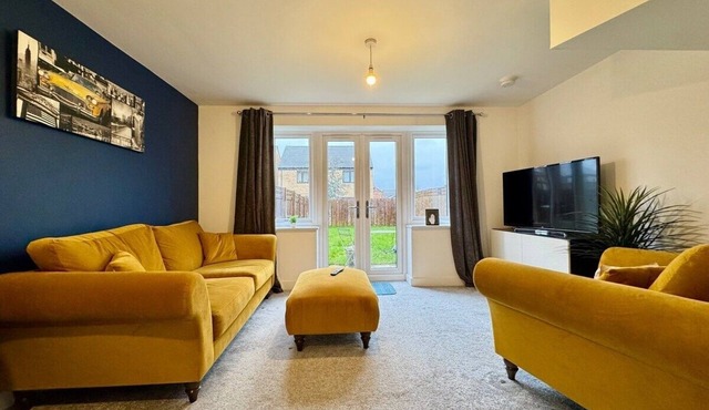 Stylish 2 Bedroom Home Near Lake | Free Parking