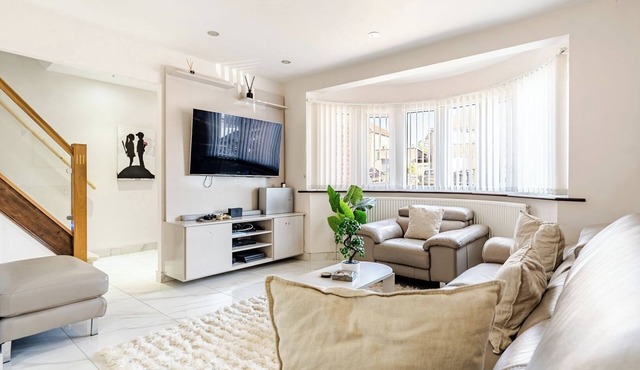 Stylish 2 Bedroom House Wembley