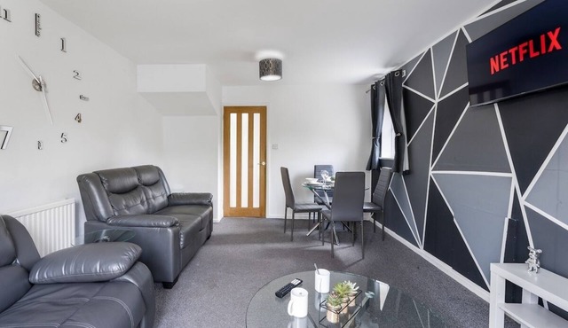 Stylish 2-Bedroom House in Oldbury | Sleeps 4