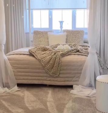 Stylish 2 bedroom 2 bath with balcony. (420)