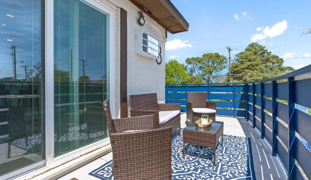 Stylish 2 bedroom 2bath with all the bells and the whistles In Arlington Texas