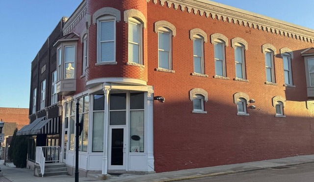 Stylish 2-bedroom apartment with WiFi, AC in fabulous downtown French Lick