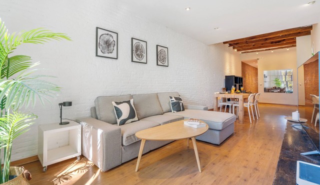 Stylish 2-Bedroom Apartment in Eixample, Near Plaza Espanya