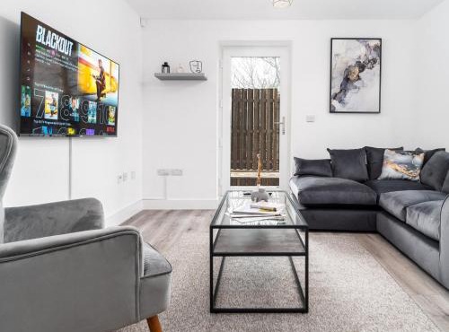 Stylish 2 Bedroom Apartment - Balcony - Parking - Fast WIFI - 3MC