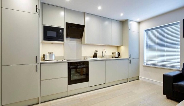 Stylish 2 Bedroom Apartment Near Dorney Lake w/Open-Plan Kitchens