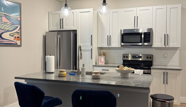Stylish 2-bedroom apartment with AC, Pool, WiFi in vibrant St. Louis