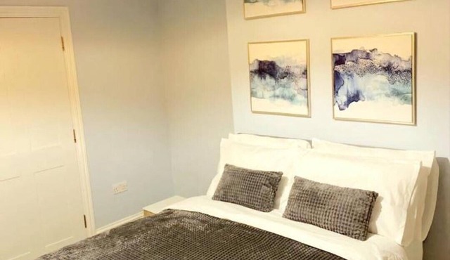 Stylish 2 Bedroom Apartment 3 mins walk to Mile End Station