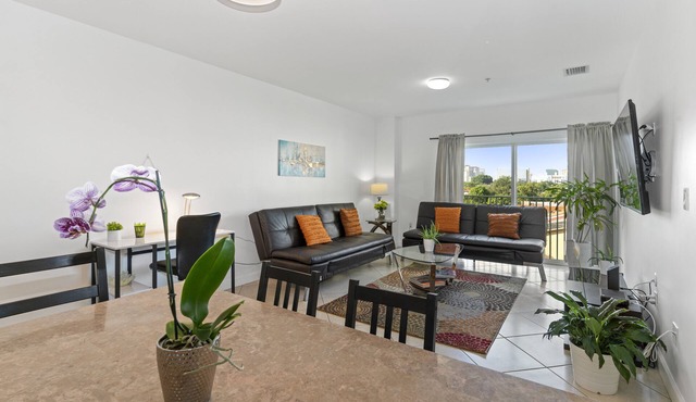 Stylish 2-Bedroom Apt, Free Parking, Walkable