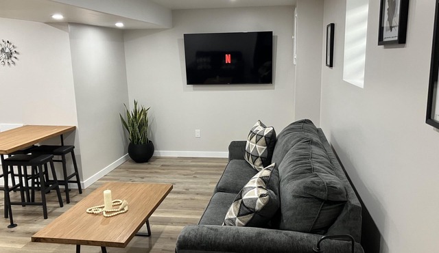 Stylish 2 bedroom basement unit: 3 Beds+ kitchen+ Wi-Fi+ laundry+ Fee Parking