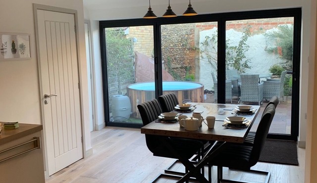 Stylish 2 Bedroom Cottage With Patio & hot tub in the Heart of Newmarket