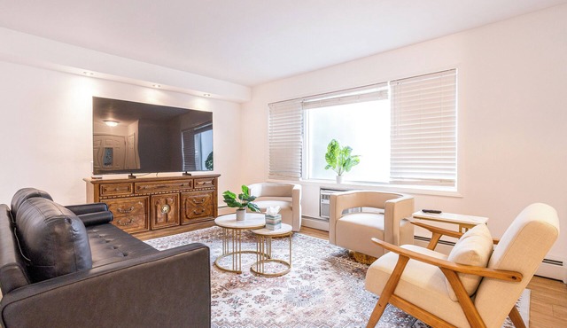 Stylish 2-Bedroom Condo – Easy Drive to Downtown Chicago & Midway Airport