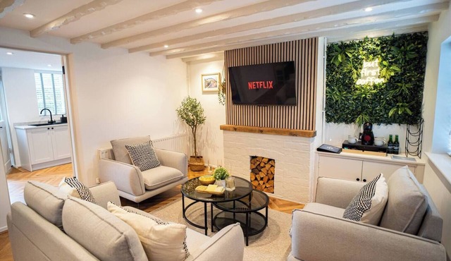 Stylish 2 Bedroom Cottage with Hot Tub and Parking