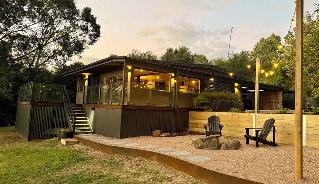 Stylish 2-bedroom cottage with open fire and stunning view in Poowong