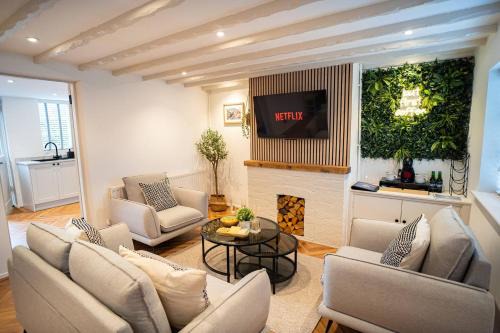 Stylish 2 Bedroom Cottage With Hot Tub And Parking